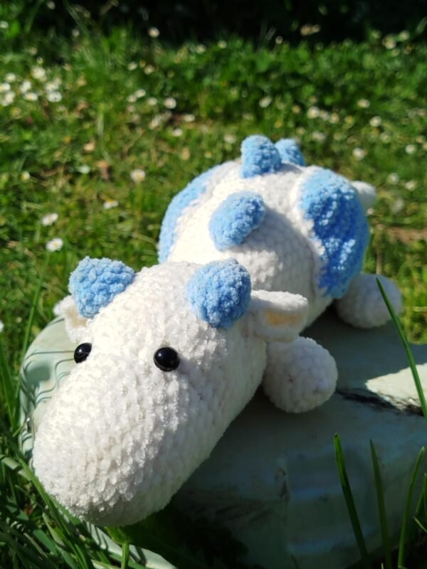 dragon blanc et bleu de profil
