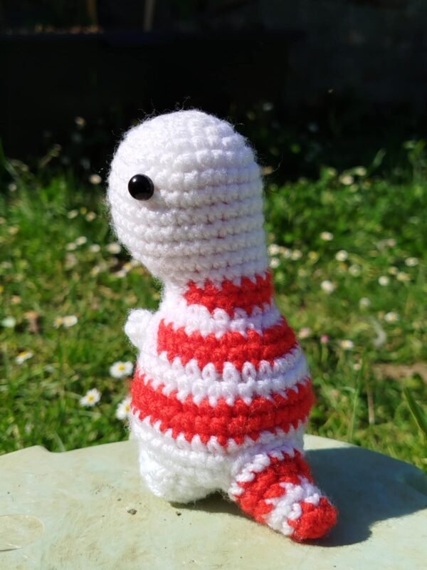 Petit dinosaure au crochet vu de dos