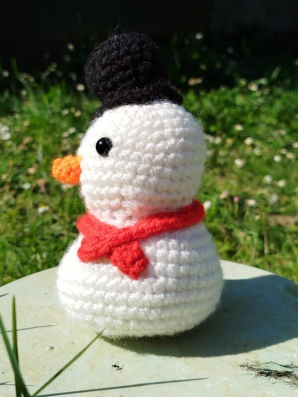 bonhomme de neige au crochet de profil