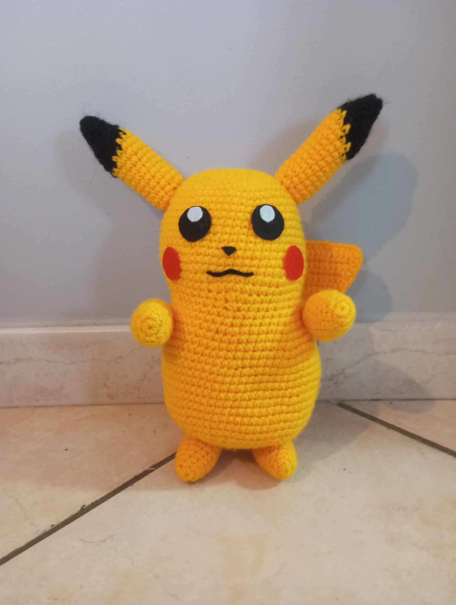 pikachu au crochet de face