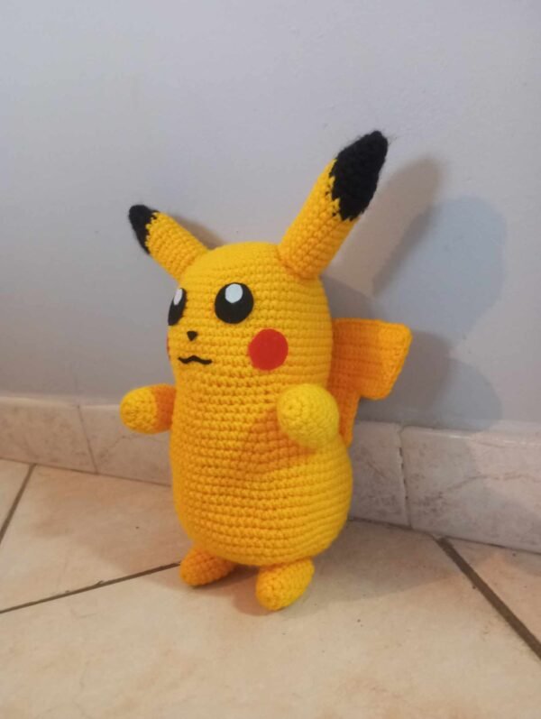pikachu au crochet de profil