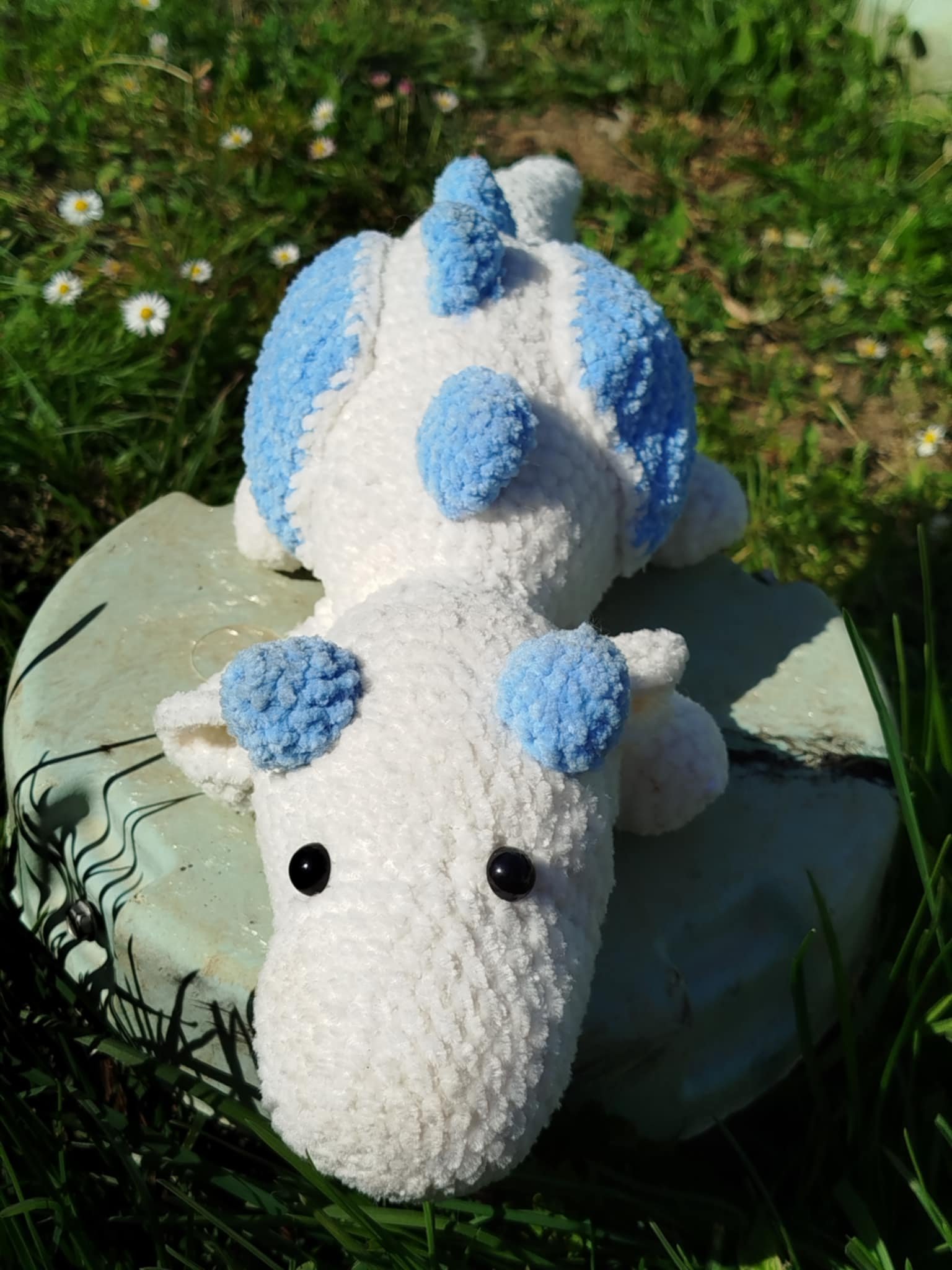 dragon blanc et bleu de face