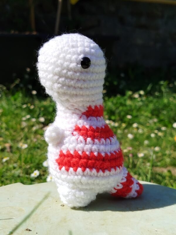 Petit dinosaure au crochet vu de profil