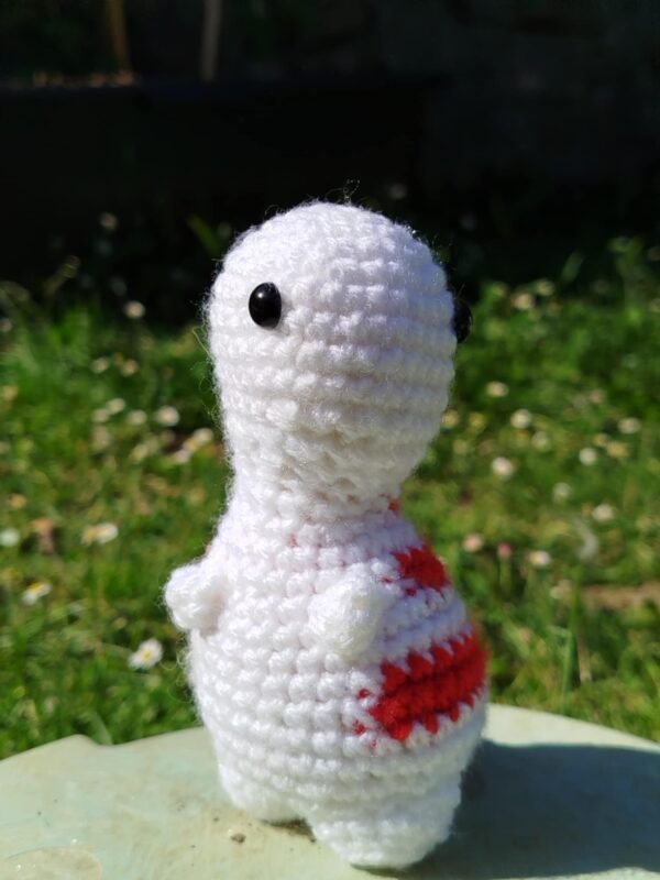 Petit dinosaure au crochet vu de face