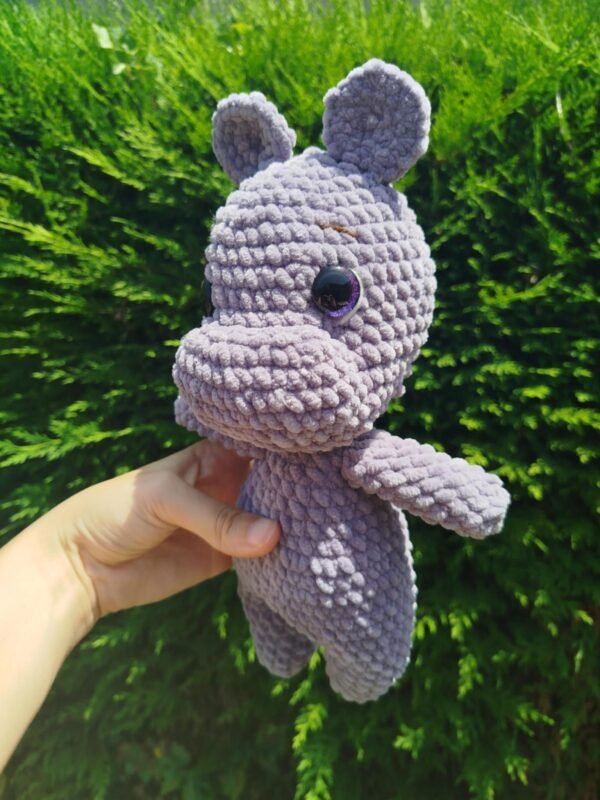 hippopotame au crochet de loin