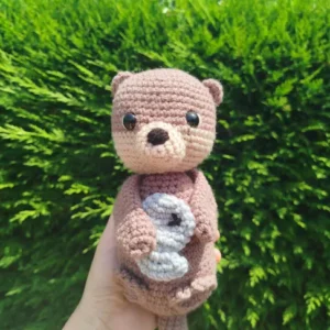 loutre avec poisson au crochet