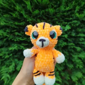 tigre au crochet dans une main