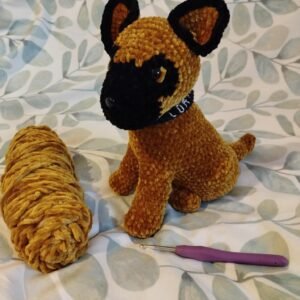 Chien malinois au crochet