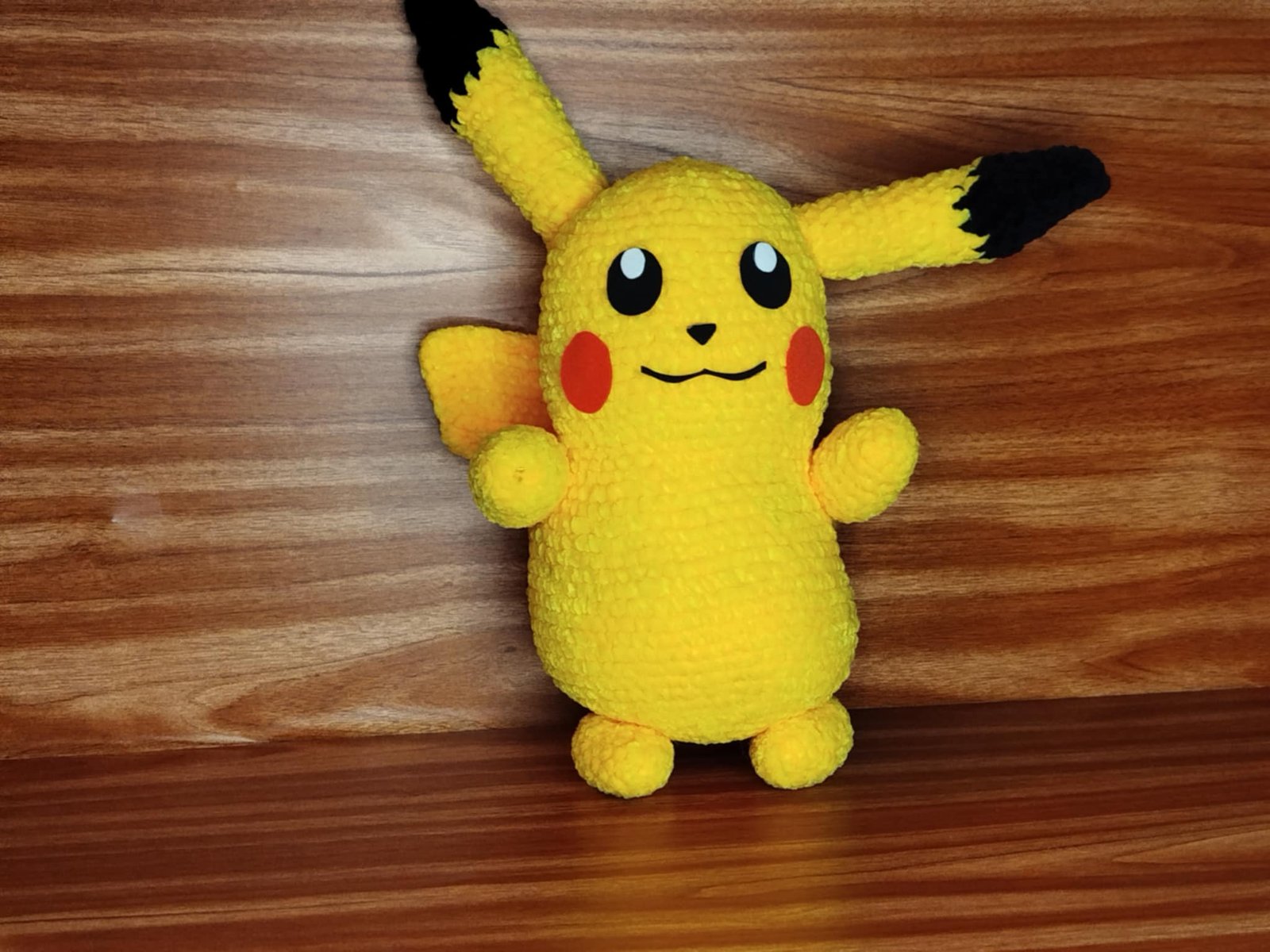 pikachu au crochet- laine chenille